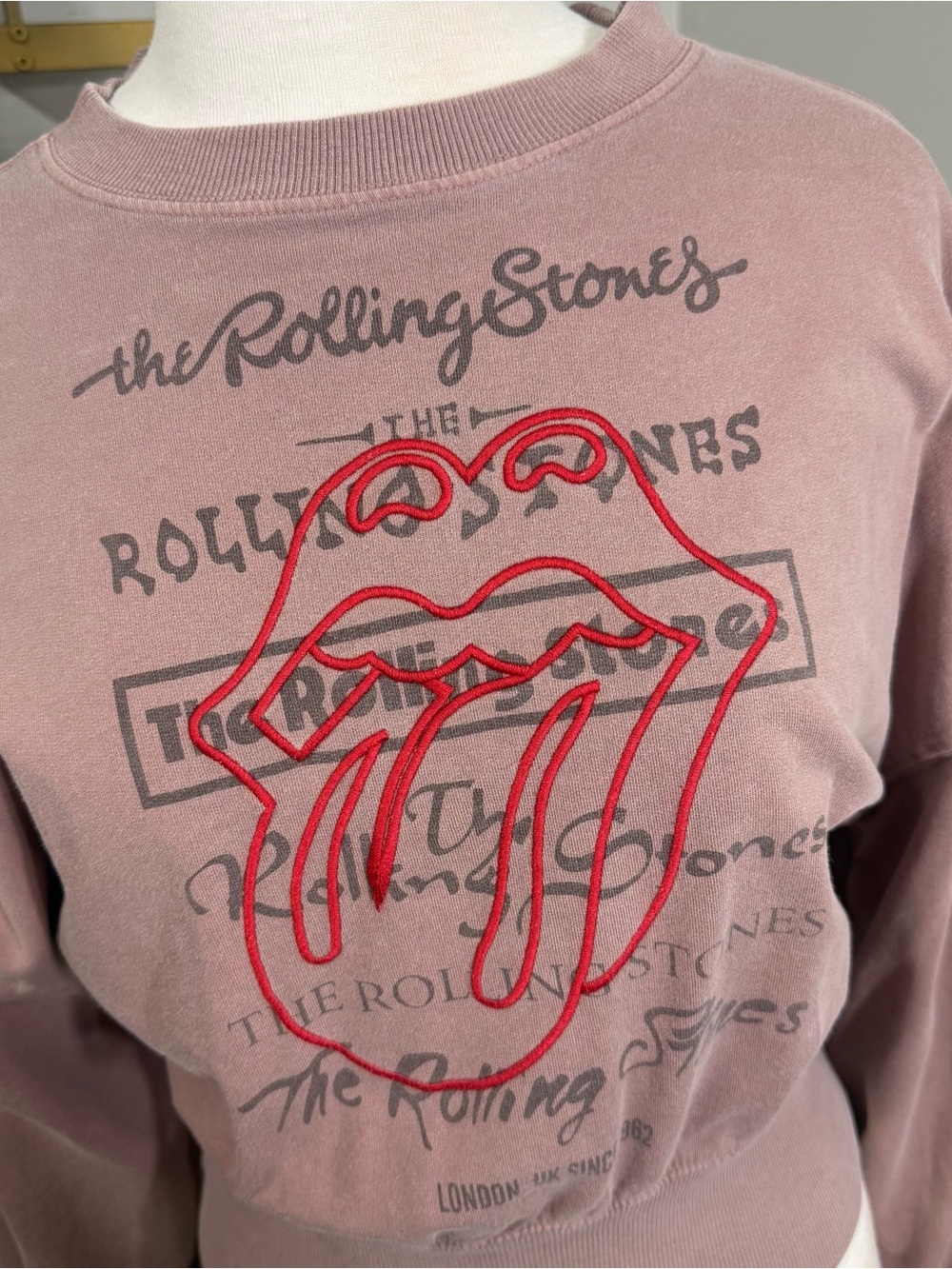 Rolling Stones Women’s Medium Cropped Sweatshirt Mauve Pink Embroidered Tongue